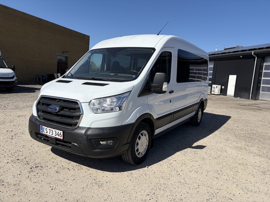 Hvid Ford Transit Custom handicapbus set forfra
