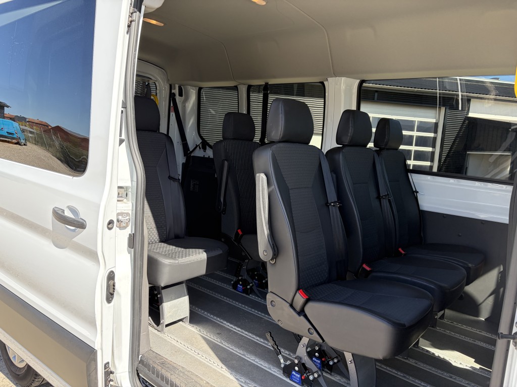 Indvendigt overblik af Ford Transit Custom handicapbus med almindelige passagersæder