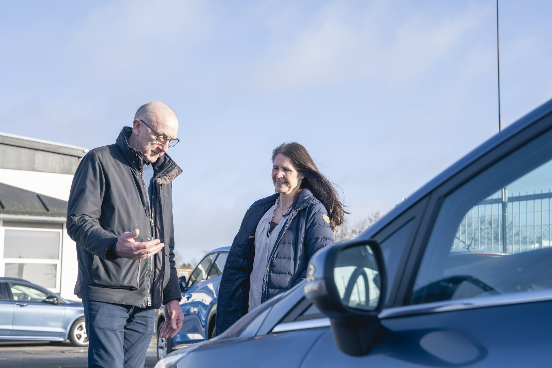 Par kigger på biler til salg hos HLT Service