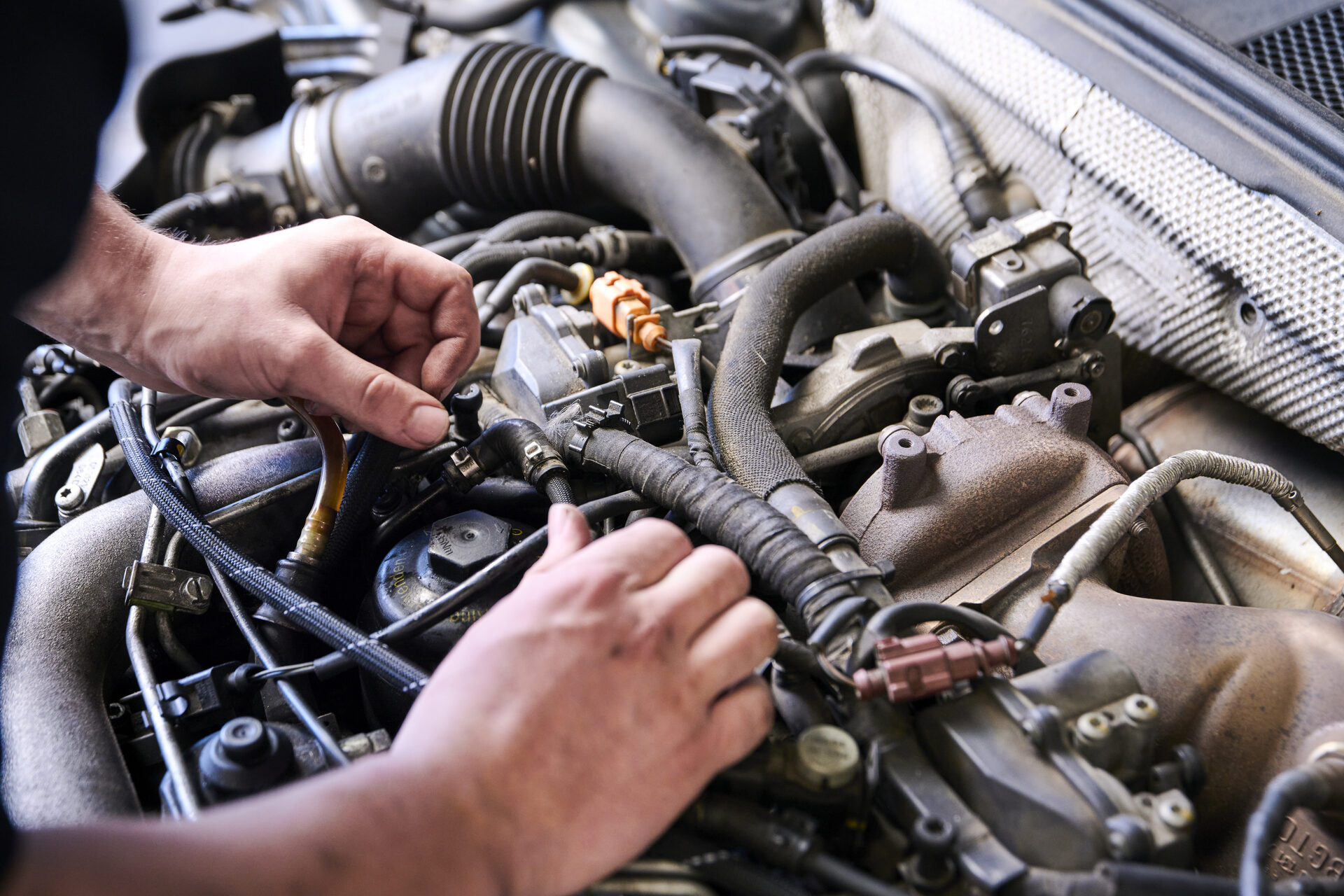 Detaljeret arbejde på bilmotor