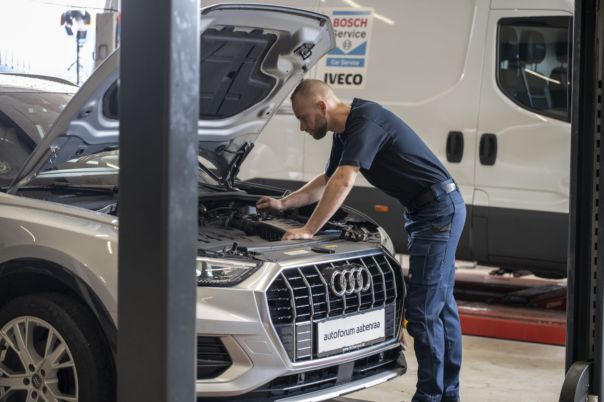 Mekaniker servicerer Audi personvogn hos HLT Service
